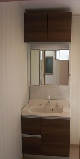 Wash basin, toilet. With hanging cupboard