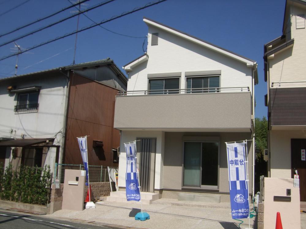 Local appearance photo. It is also a comfortably large car two parking possible garage in front 6m road.