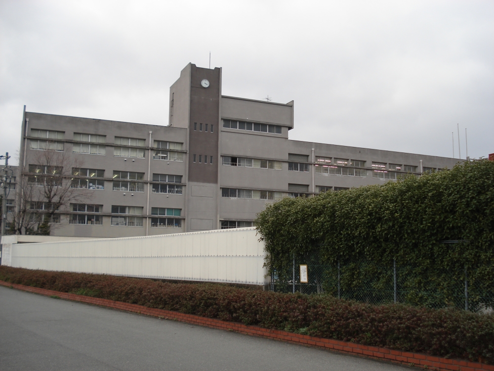 Junior high school. 555m to Itami Municipal Tennoji River junior high school (junior high school)
