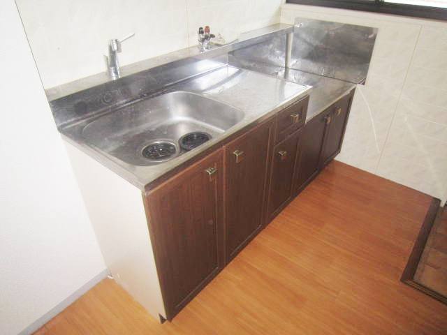 Kitchen. Gas stove installed OK