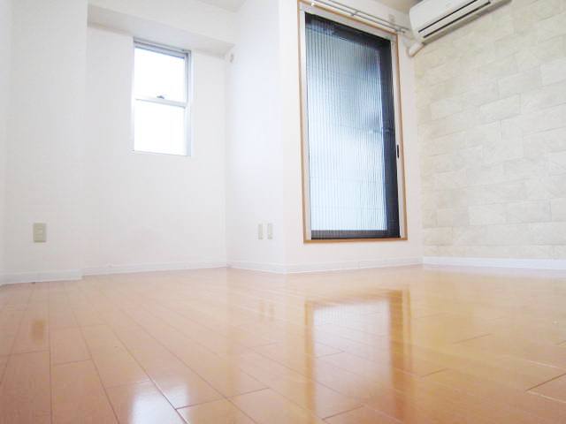 Living and room. Sunny !! in the corner room