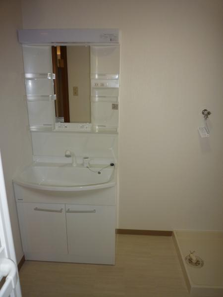 Wash basin, toilet. Wash basin