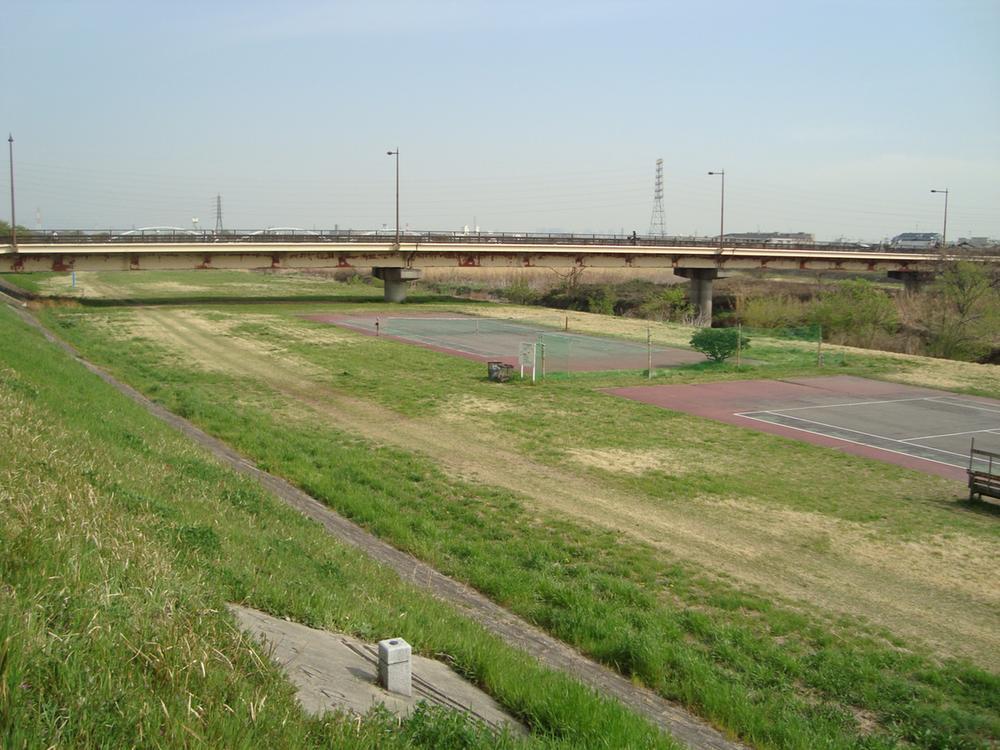 Streets around. Along the embankment is close, Ideal Jokingu for a walk