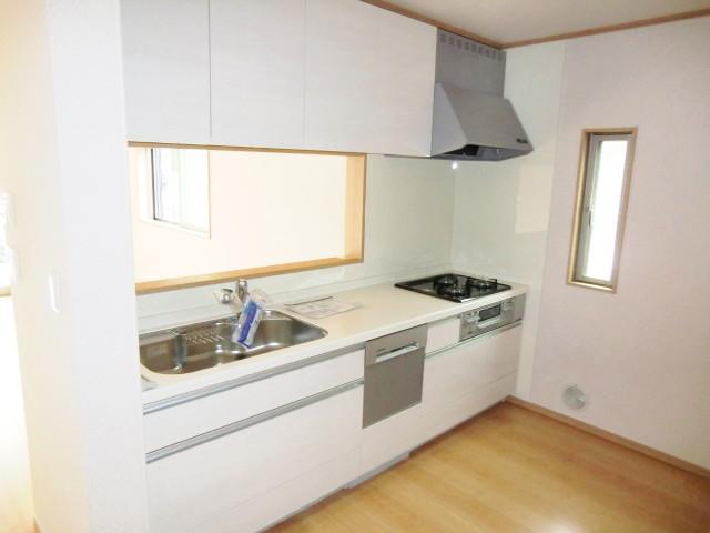 Kitchen. Local photo (kitchen) Water filter ・ Slide storage ・ With dishwasher! 
