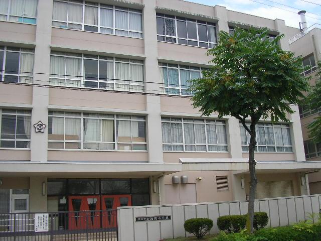 Primary school. 160m to Itami Ikejiri elementary school (elementary school)