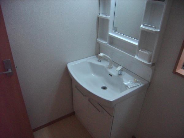 Wash basin, toilet. Wash basin