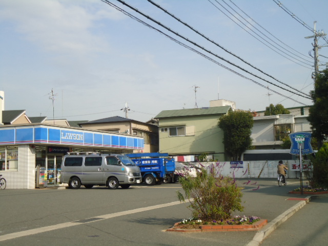 Convenience store. Lawson Itami Higashiarioka chome store up (convenience store) 587m