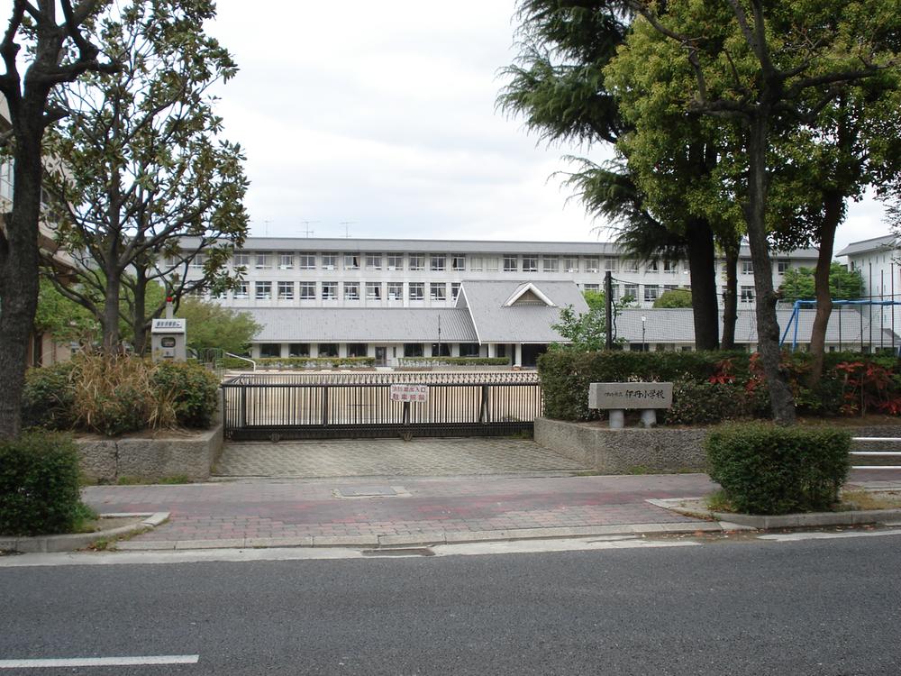 Primary school. 798m to Itami Itami Elementary School