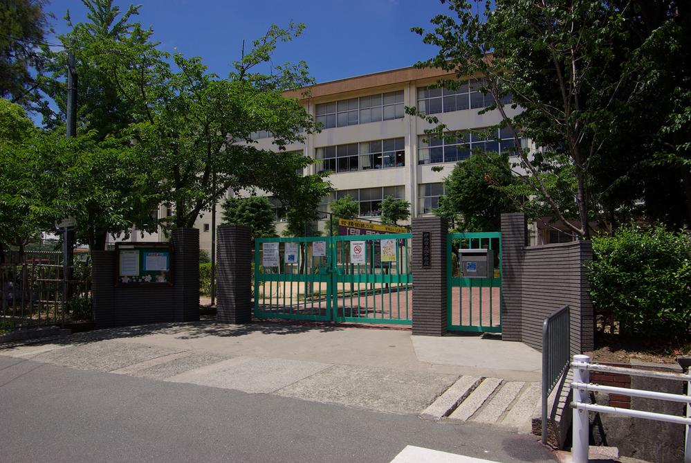 Junior high school. 946m to Itami Tatsukita junior high school