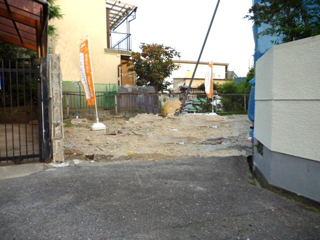 Local photos, including front road. Local (10 May 2013) Shooting