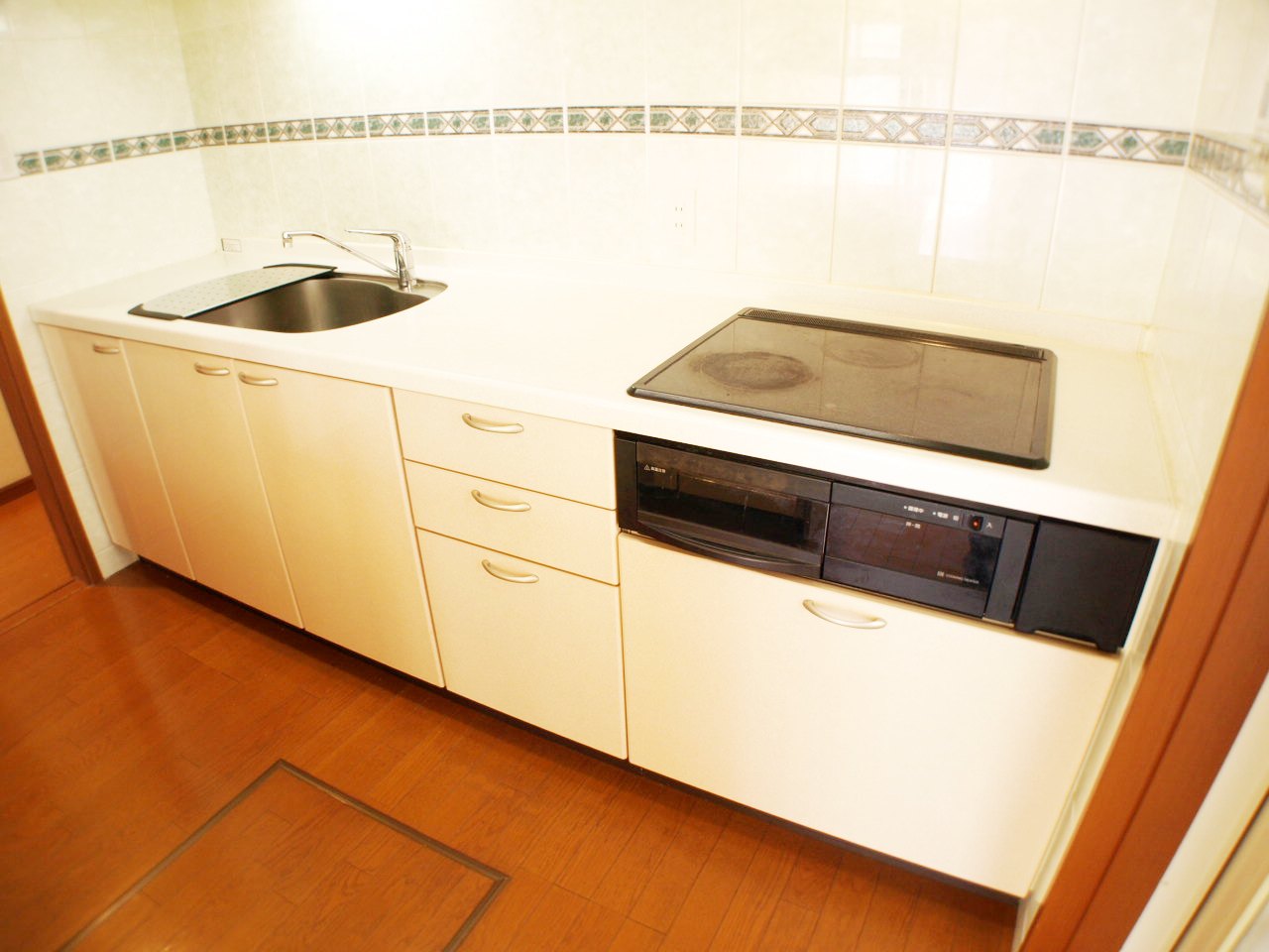 Kitchen. IH3 neck is stove.