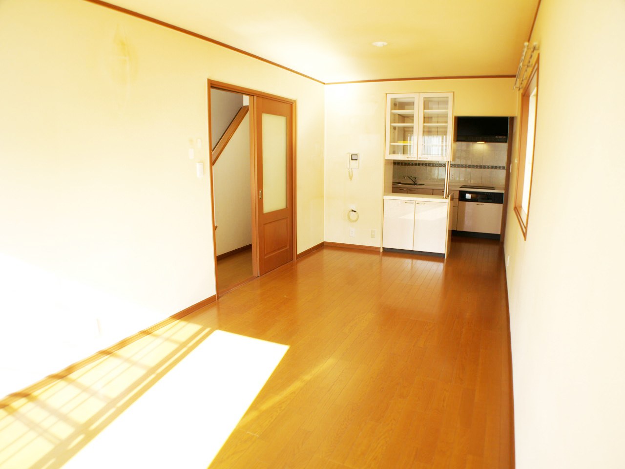 Living and room. Bright kitchen facing the south.