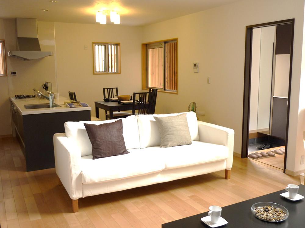 Same specifications photos (living). Living Image