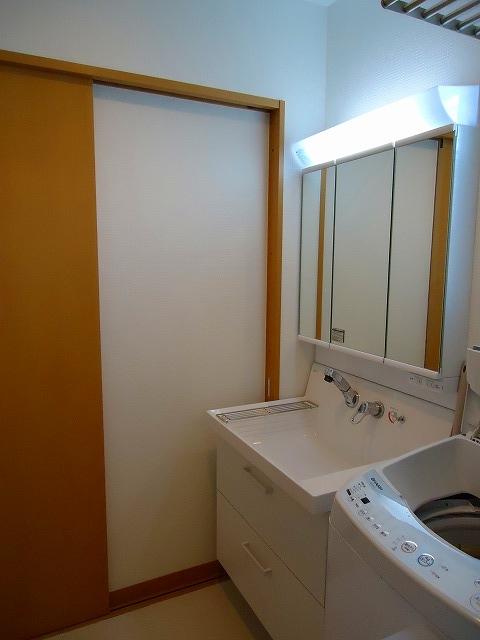 Wash basin, toilet. Indoor (12 May 2013) Shooting