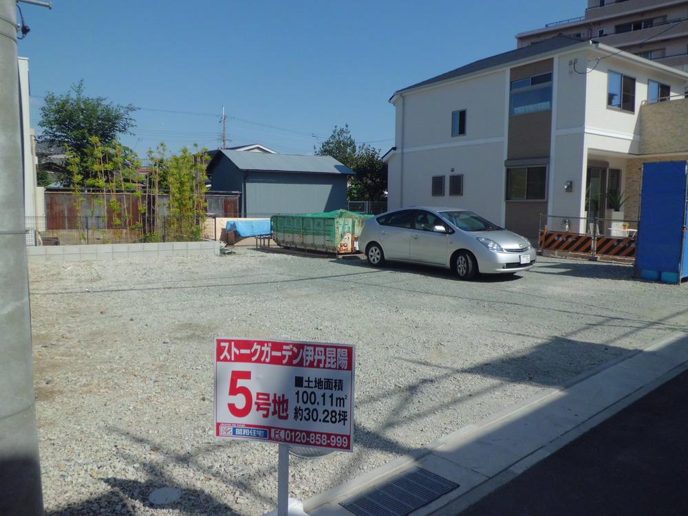 Local photos, including front road. Local (October 2013) and the brightness of the shooting south road, There is a neighbor of the large garden on the north side, Sense of openness will be very feel. 
