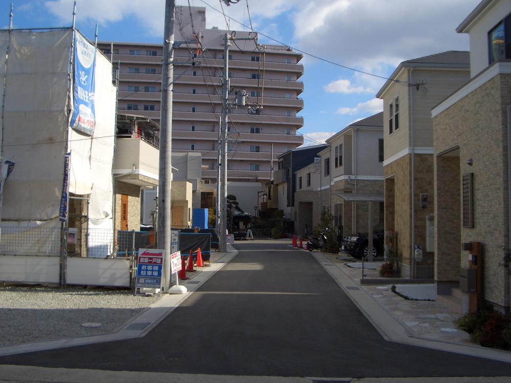 Local photos, including front road. Local (12 May 2013) Shooting 3 compartment of the sale south-facing. There is a wide open feeling next to Building interval of housing between. 
