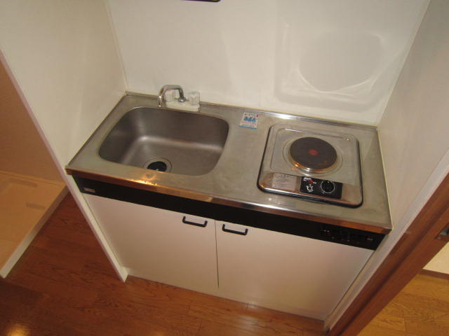 Kitchen. There chopping board space