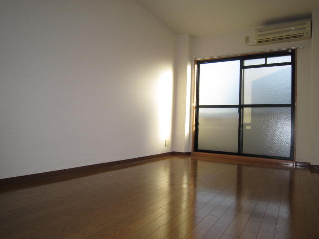 Living and room. We are comfortable with Western-style 6.8 Pledge