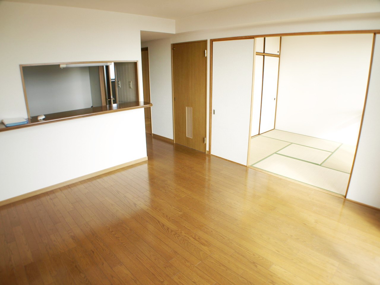 Living and room. Bright room on the south-facing