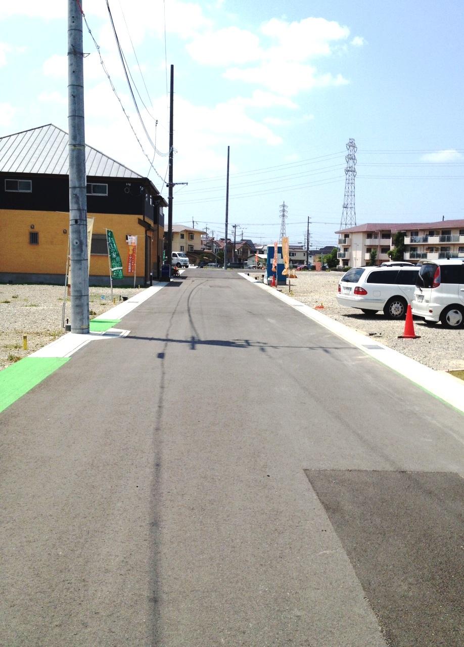 Local photos, including front road. Big Town of all 18 compartments! It is the harmonious streetscape