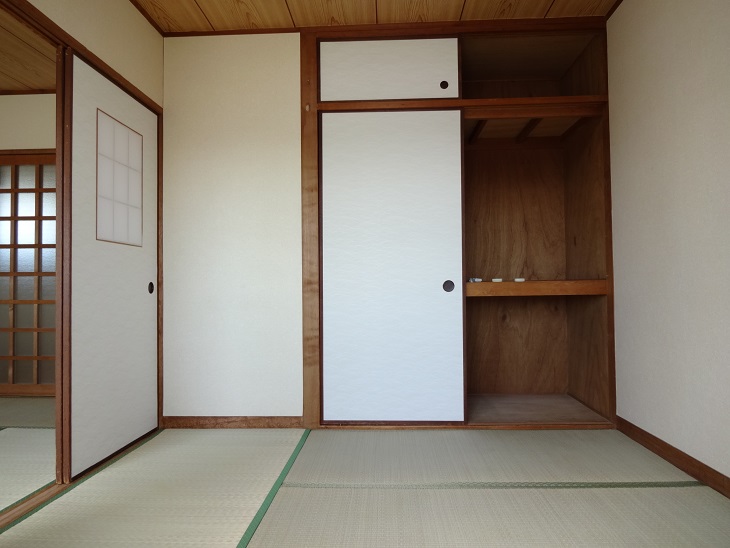 Living and room. Balcony side Japanese-style room 4.5 tatami
