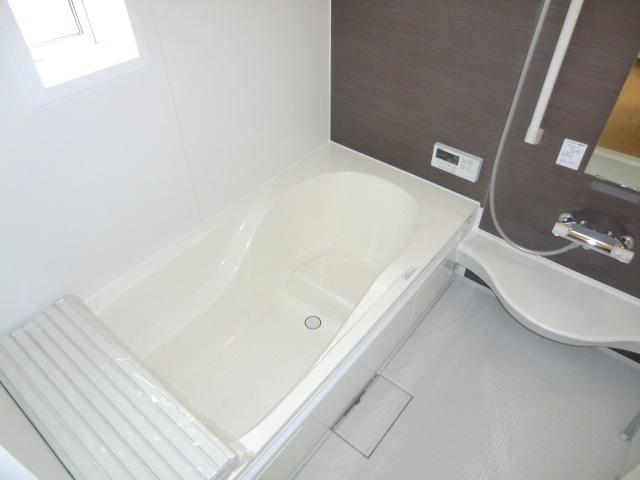 Bathroom. Local photo (bathroom) Bathroom heating dryer, Insulation bathtub!