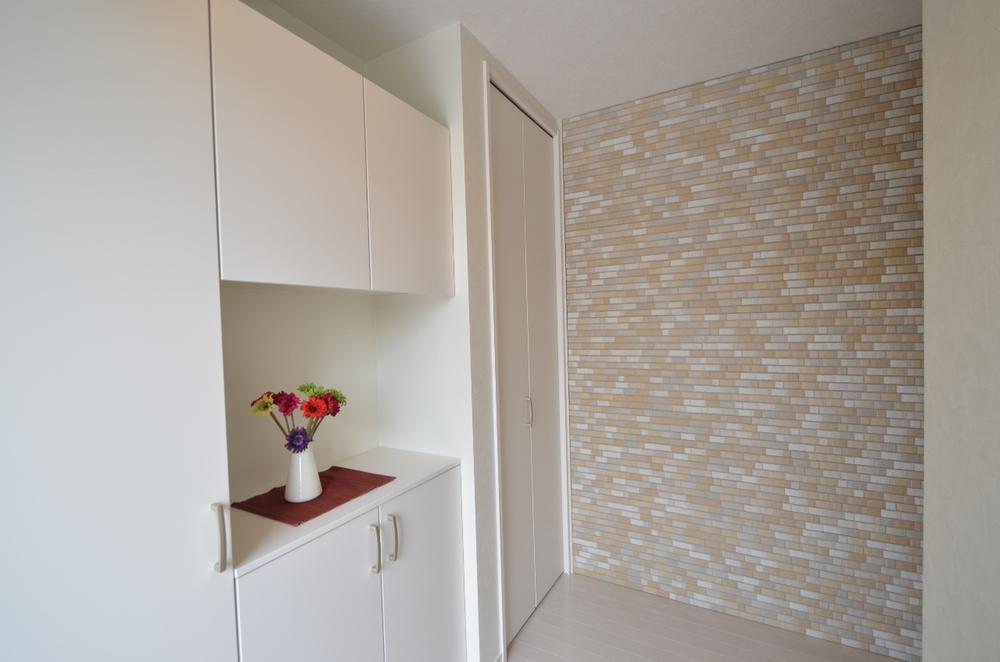 Entrance. Hari siding at the entrance part, Produce a sense of luxury.