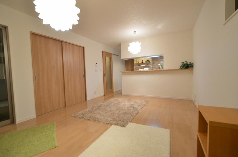 Living. Living saw the kitchen side. There is a feeling of opening.