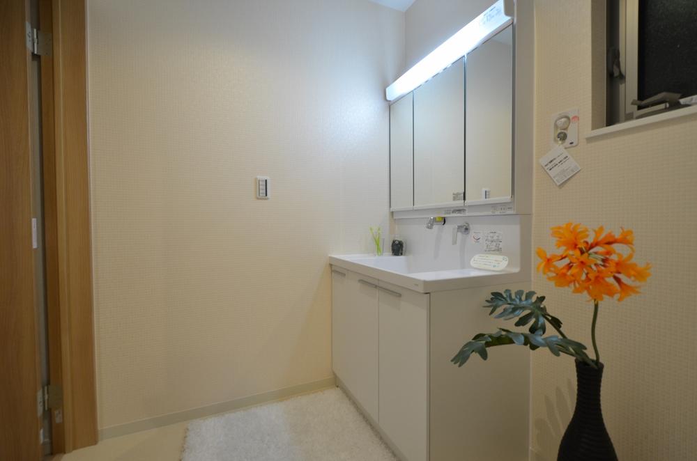 Wash basin, toilet. Washstand of triple mirror. Morning of the set is also down pat!