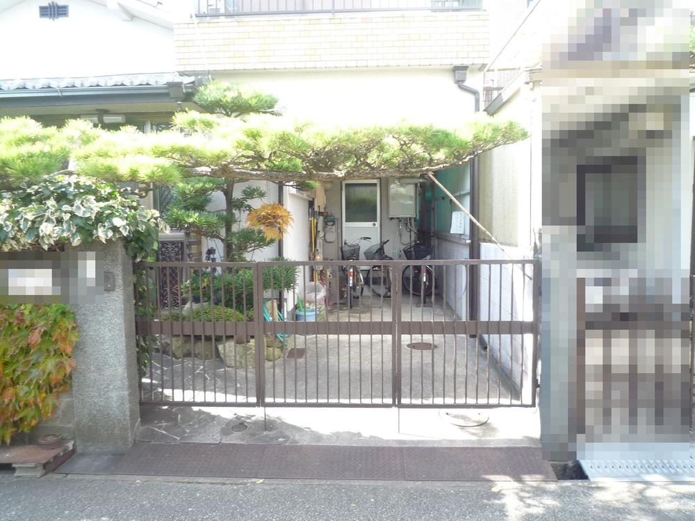 Parking lot. Local (11 May 2013) Shooting