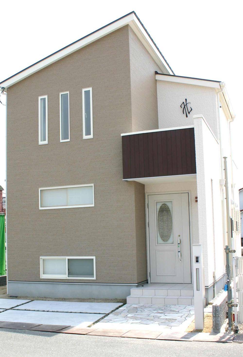 Building plan example (exterior photos). Model house E No. land appearance