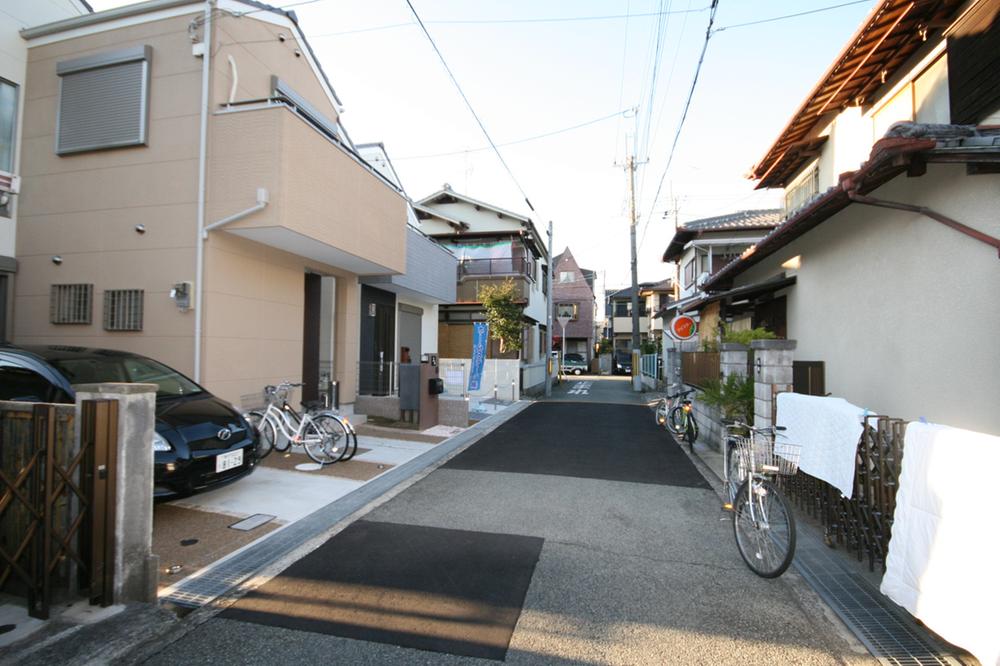 Local photos, including front road. Local (12 May 2013) Shooting Well-appointed town is a comfortable life Given you