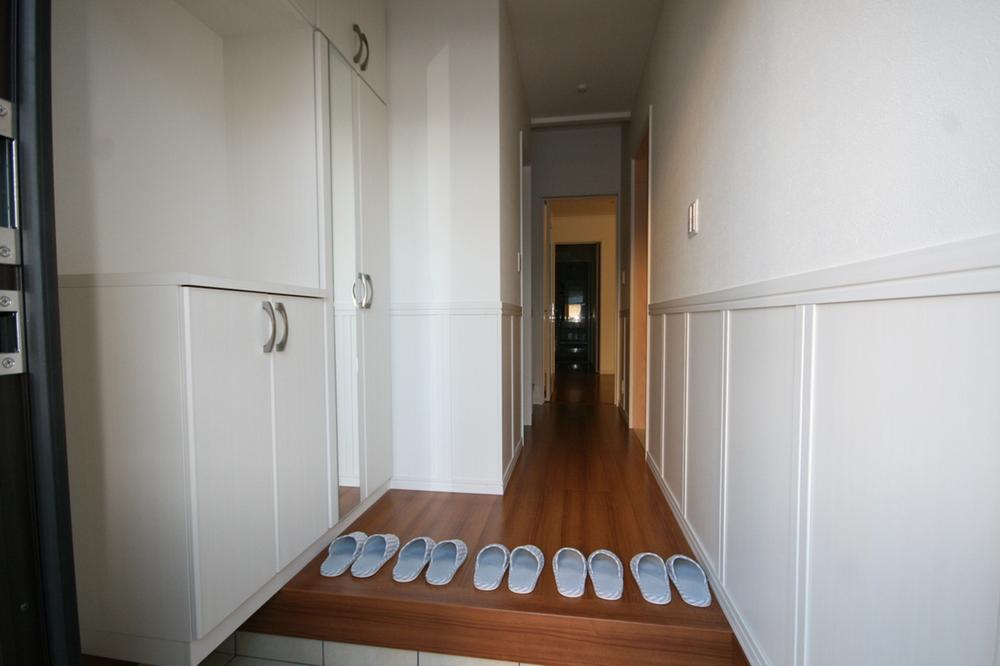 Other introspection. Large shoe closet in the foyer. 