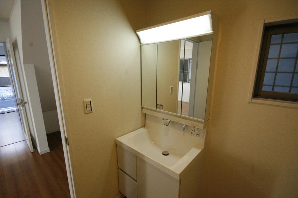 Wash basin, toilet. Three-sided mirror ・ Washing place also large size