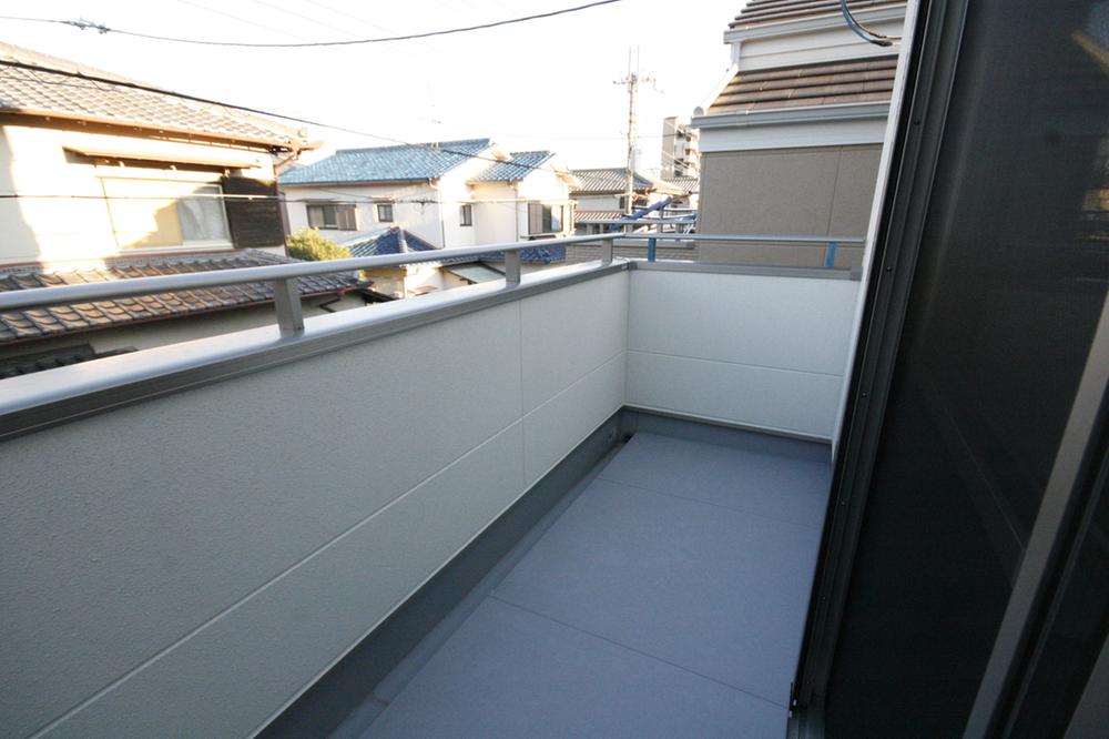 Balcony. Wide balcony laundry and bedding also loose Hoseru