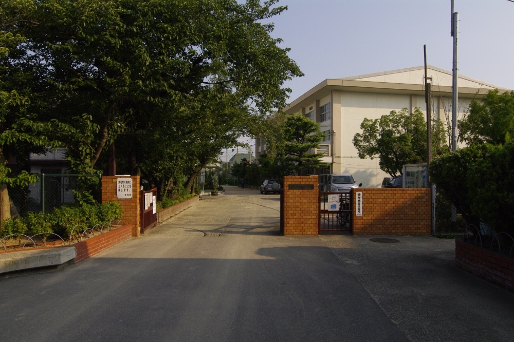 Junior high school. 1037m to Itami Tatsunishi junior high school (junior high school)