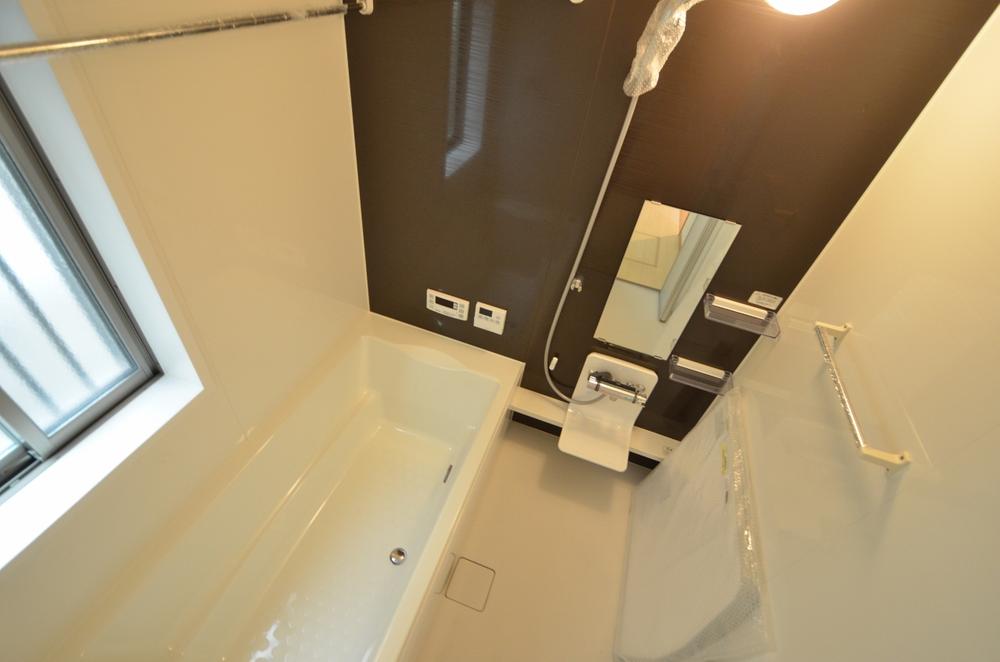 Bathroom. 1616 size unit bus