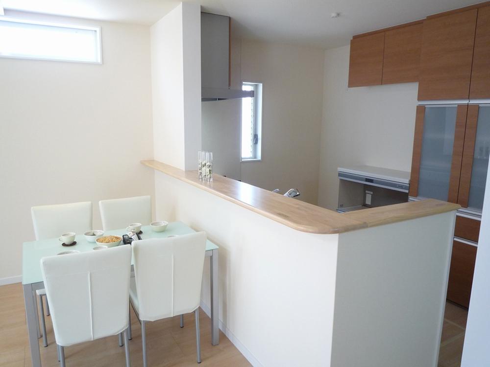 Living. Counter Kitchen