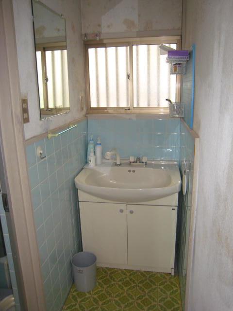 Wash basin, toilet. Room (May 2013) Shooting