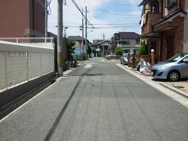 Local photos, including front road. Because less traffic car in front 6m, Garage is Easy.