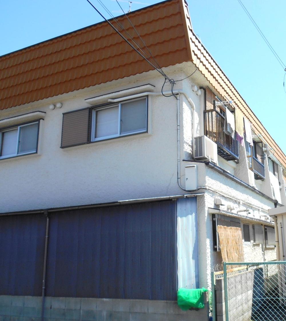 Local photos, including front road. Is the appearance from the north!