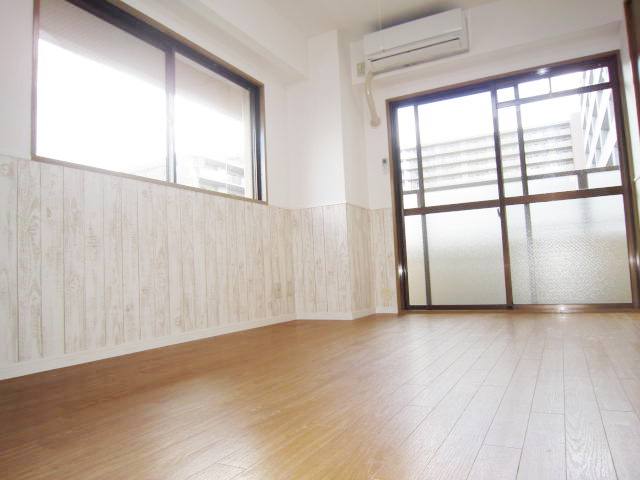 Living and room. Day in the corner room ・ Ventilation good (^^