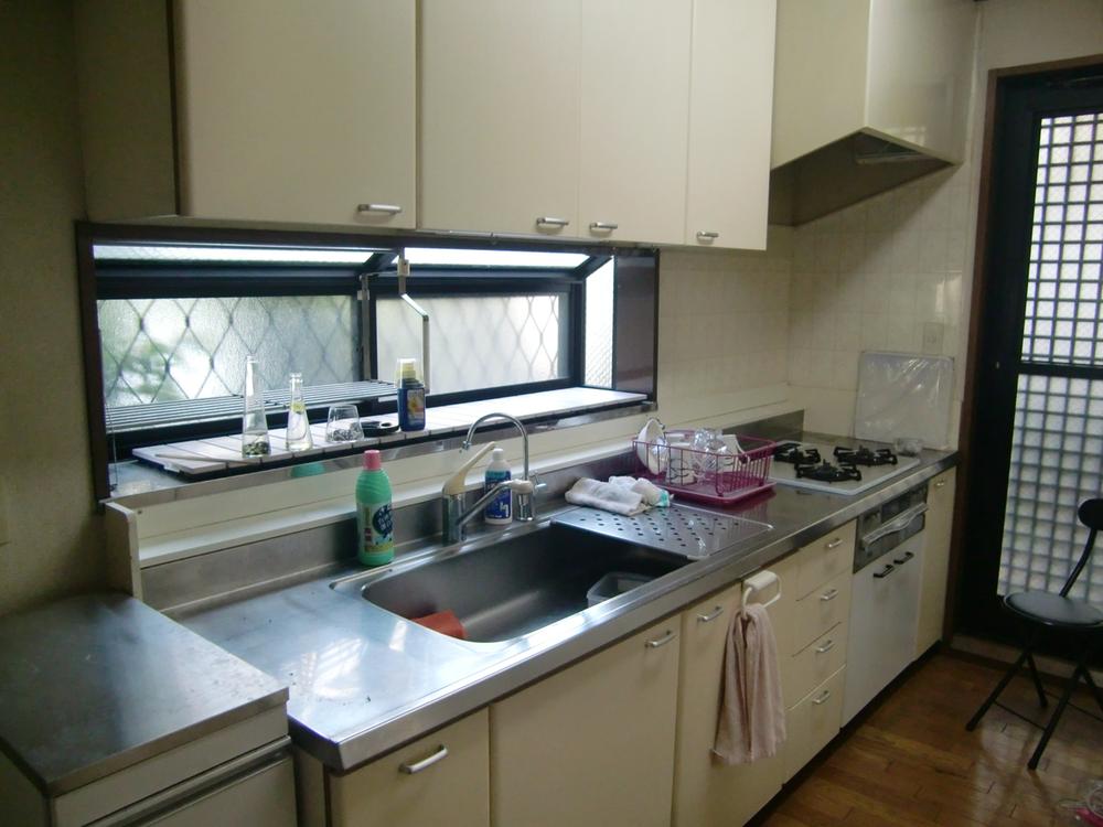 Kitchen. Indoor (11 May 2013) Shooting