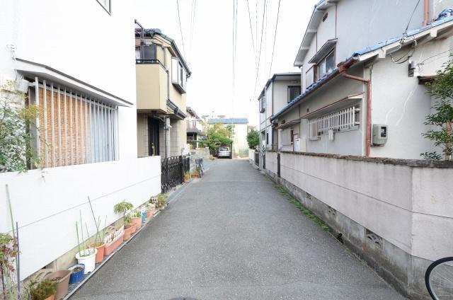 Local photos, including front road. Limited one section of the subdivision