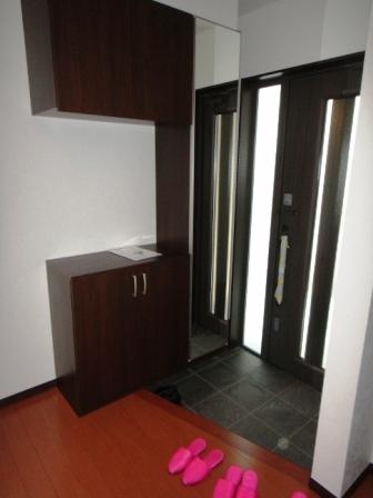 Entrance. It is the entrance of the interior of the F No. land