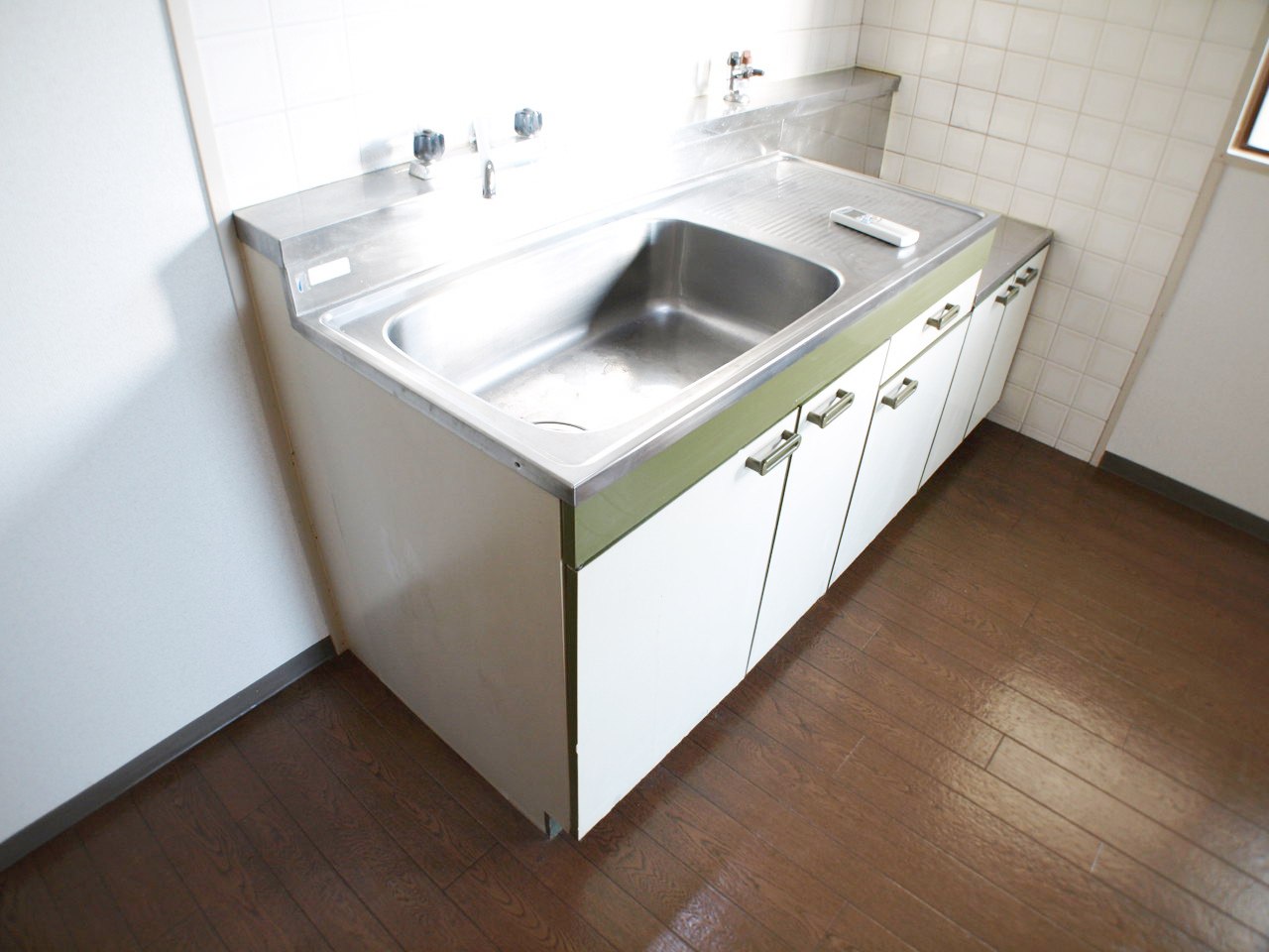 Kitchen. Two-burner gas stove installed OK !!