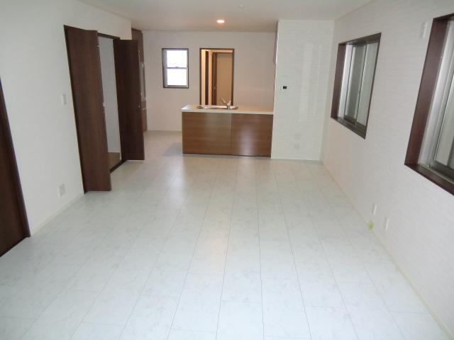 Living. Local photos (living) Family reunion can be enjoyed in 19 quires of room.