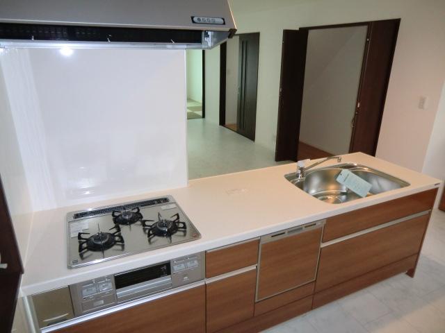 Kitchen. Local photo (kitchen) Slide storage, With dishwasher!