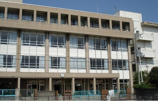 Primary school. 863m to Itami Koya-ri Elementary School