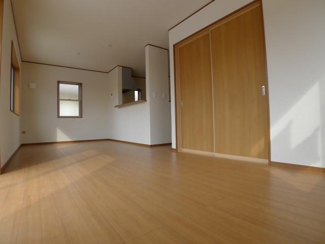 Same specifications photos (living). Wide living style!